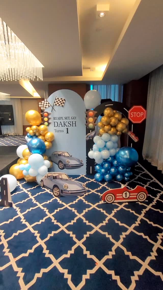 تنسيق مناسبة أطفال بطابع سباق السيارات
